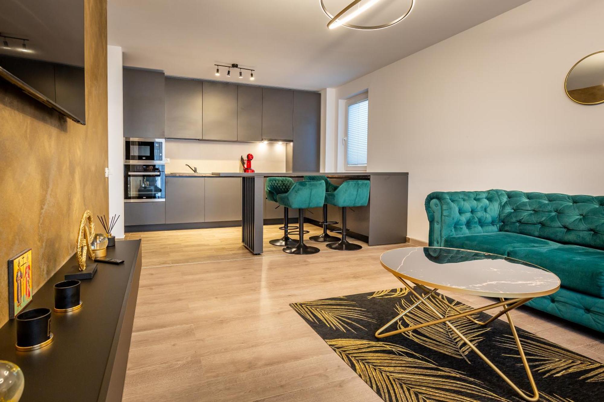 Carpatilor Apart Hotel Брашов Екстериор снимка