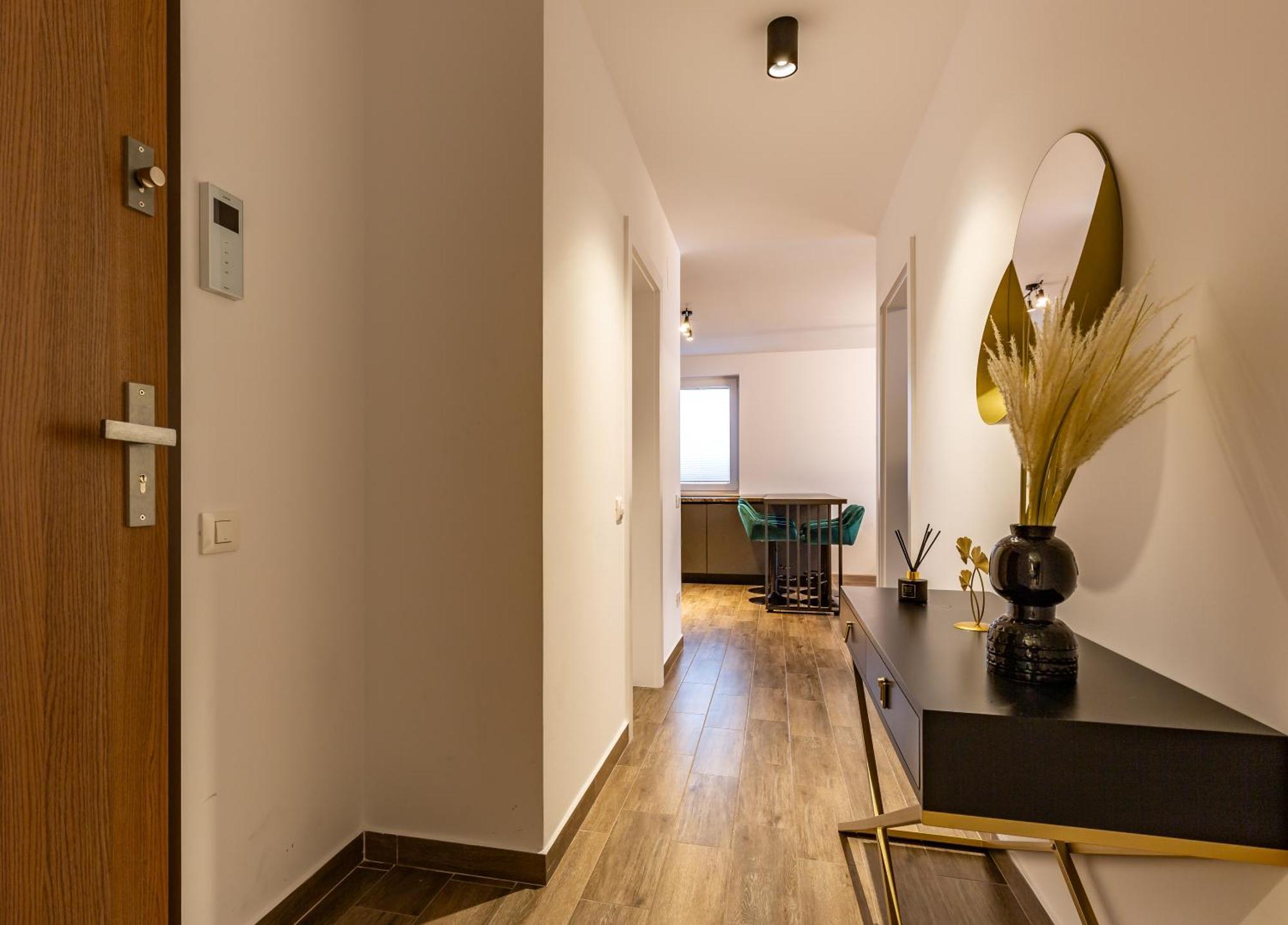Carpatilor Apart Hotel Брашов Екстериор снимка